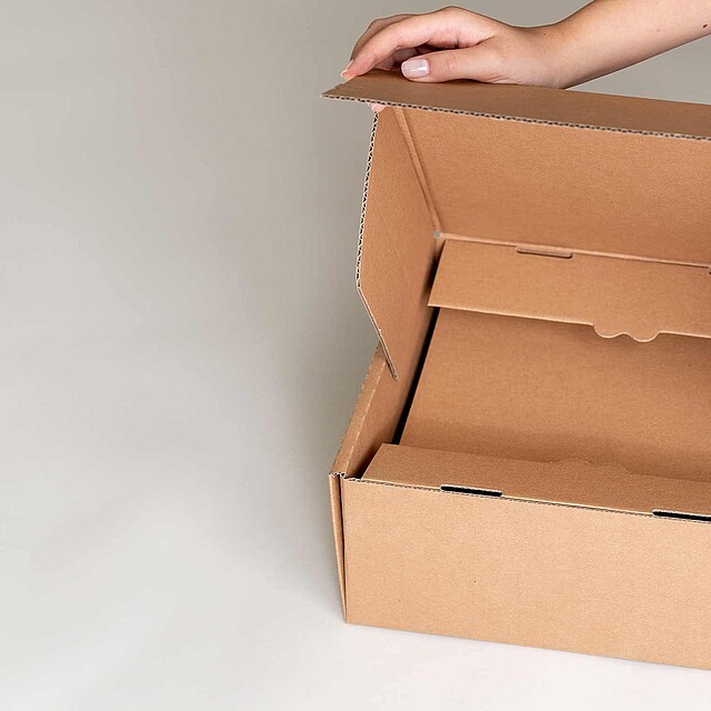 E-commerce box with product fixing