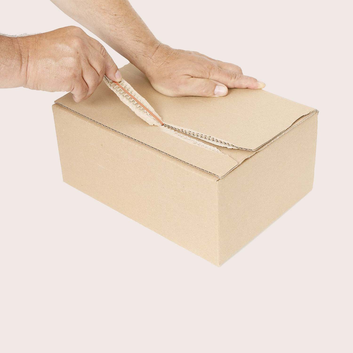 Opening a cardboard box with an automatic base